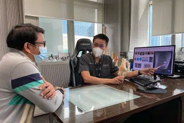 BERI PENJELASAN: Dr Leo menjelaskan kepada pesakit mengenai isu lutut.- Foto DR SEAN LEO