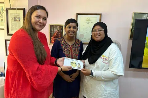 USAHA MURNI: (Dari kiri) Dr Jamie Cahoon dari Montana, Amerika Syarikat dan Dr Sheena Ramazanu mendermakan $3,000 pada 2023 untuk memberikan Anugerah Shine Bright MKAC kepada 12 pelajar daripada keluarga kurang kemampuan.  Bersama mereka ialah seorang penerima anugerah, Cik Nur Ain Mohamad Puzi, pelajar tahun kedua jurusan Kejuruteraan Elektrik dari Politeknik Ngee Ann.