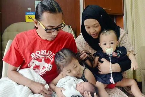 DUA BAYI SG50: Encik Mohamad Ali Isnin dan Cik Lydiawati Ibrahim menyambut kelahiran anak ketiga mereka, Mohammad Rifly Asyraaf, Isnin lalu dan anak kedua mereka, A'lya Aamily Delisha, Februari lalu. Mereka mempunyai seorang lagi anak, A'lya Nayli Shazya, empat tahun.- Foto KHALID BABA