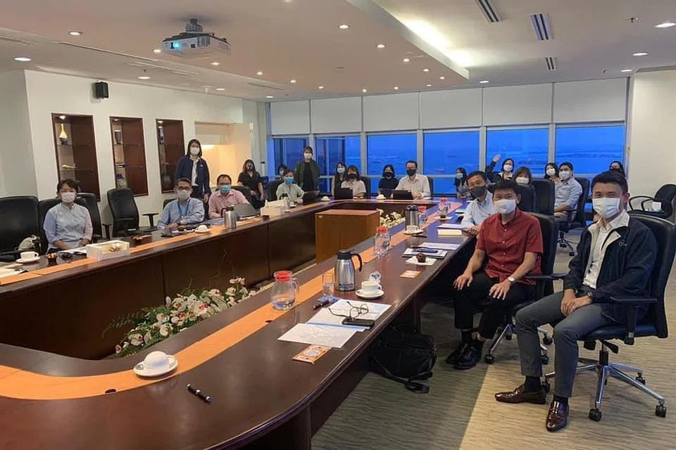 TAKLIMAT DI KEMENTERIAN PENGANGKUTAN: Menteri Pengangkutan, Encik Ong Ye Kung (duduk tiga dari kanan) memulakan tugas barunya dengan pelbagai sesi taklimat yang panjang. - Foto-foto FACEBOOK ONG YE KUNG