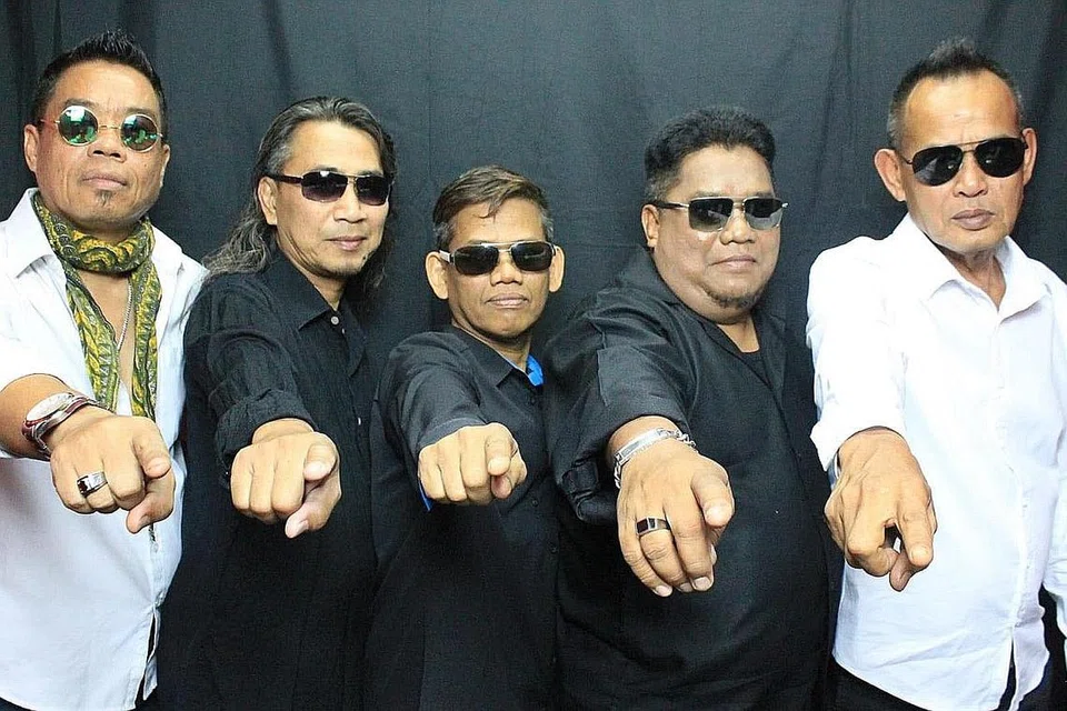 LAGU BARU: Band 'otai' setempat, Sejora, kembali dengan single kedua mereka 'Aku Mengingati Mu', yang bersifat ketuhanan. Kumpulan Sejora terdiri daripada (dari kiri) Mohd Ashri Hashim, Shaezad Aman, Amie Sirat, Mohammad Othman dan Abdul Rahim Osman. - Foto SEJORA