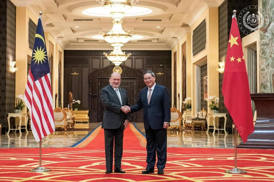 Yang di-Pertuan Agong Malaysia, Sultan Ibrahim (kiri), menerima kunjungan Perdana Menteri China, Encik Li Qiang (kanan), di Istana Negara, Kuala Lumpur, pada 19 Jun, sempena lawatan rasmi pemimpin itu ke Malaysia selama tiga hari bermula 18 Jun.