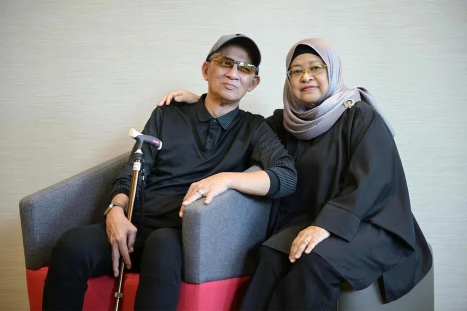 Cik Siti Hala Kassim (kanan) belajar memasak tanpa rempah untuk menyediakan makanan yang dapat diterima oleh suaminya, Encik Abdul Malik Ibrahim.