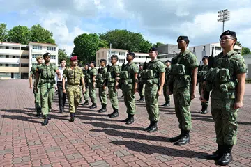 Putera Mahkota Brunei, Putera Al-Muhtadee Billah (beret merah), dan Menteri Negara Kanan (Pertahanan), Encik Heng Chee How (berkemeja putih), memeriksa kawalan kehormatan di Pusat Kecemerlangan Prestasi Askar (CESP).
