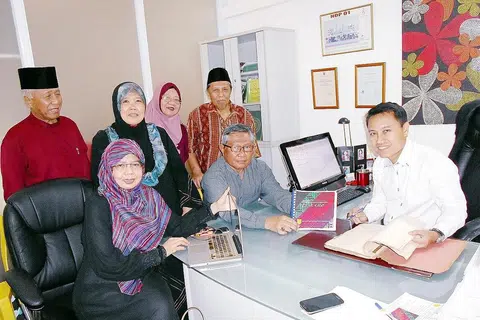 REDAKSI BUKU 'MASYARAKAT BAWEAN SINGAPURA LA-A-OBE': (Duduk dari kiri) Cik Sundusia, Haji Asmawi Majid dan Haji Faizal serta (berdiri dari kiri) Haji Mohd Seain, Cik Rohanah Pagi, Cik Nurul Sa'adah Mohammad Seain dan Haji Morni Sulaiman. - Foto SAINI SALLEH