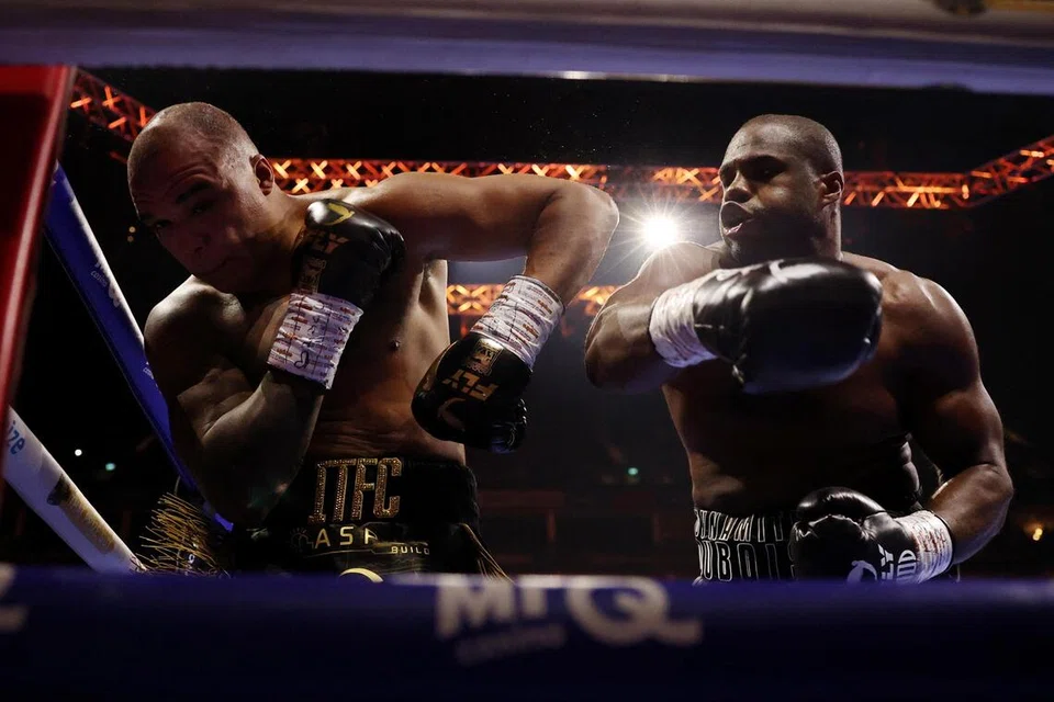 Petonju Britain, Daniel Dubois (kanan) bertarung dengan Fabio Wardley ketika pertarungan kejuaraan kelas ‘heavy’ dunia WBO, pada 17 Oktober.