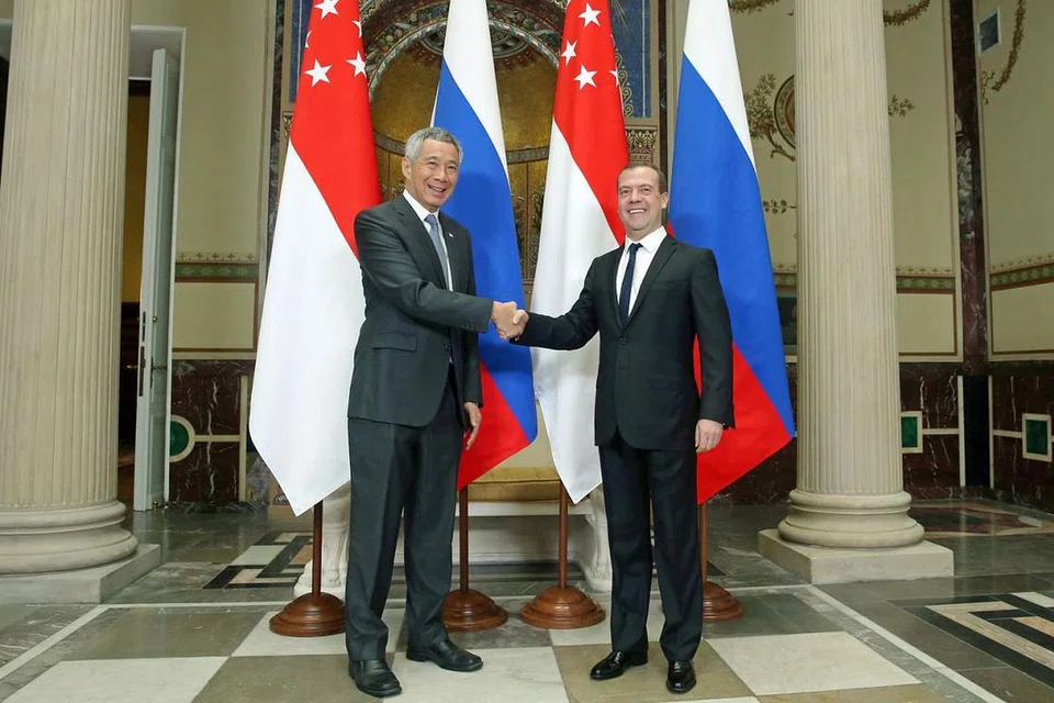 PERERAT KERJASAMA: PM Lee Hsien Loong mengunjungi Perdana Menteri Russia Dmitry Medvedev di Moscow, kelmarin. - Foto THE STRAITS TIMES 