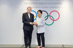 Presiden Majlis Olimpik Kebangsaan Singapura (SNOC) yang juga Menteri Kemampanan dan Sekitaran, Cik Grace Fu (kanan), berkata Singapura ingin memberi sumbangan bermakna kepada gerakan Olimpik. Beliau dilihat memberikan tanda penghargaan kepada presiden Jawatankuasa Olimpik Antarabangsa (IOC), Kirsty Coventry, di majlis makan tengah hari anjuran SNOC, yang berlangsung di hotel Swissotel The Stamford pada 29 Julai.