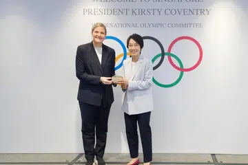 Presiden Majlis Olimpik Kebangsaan Singapura (SNOC) yang juga Menteri Kemampanan dan Sekitaran, Cik Grace Fu (kanan), berkata Singapura ingin memberi sumbangan bermakna kepada gerakan Olimpik. Beliau dilihat memberikan tanda penghargaan kepada presiden Jawatankuasa Olimpik Antarabangsa (IOC), Kirsty Coventry, di majlis makan tengah hari anjuran SNOC, yang berlangsung di hotel Swissotel The Stamford pada 29 Julai.