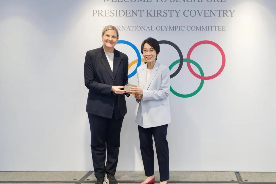 Presiden Majlis Olimpik Kebangsaan Singapura (SNOC) yang juga Menteri Kemampanan dan Sekitaran, Cik Grace Fu (kanan), berkata Singapura ingin memberi sumbangan bermakna kepada gerakan Olimpik. Beliau dilihat memberikan tanda penghargaan kepada presiden Jawatankuasa Olimpik Antarabangsa (IOC), Kirsty Coventry, di majlis makan tengah hari anjuran SNOC, yang berlangsung di hotel Swissotel The Stamford pada 29 Julai.
