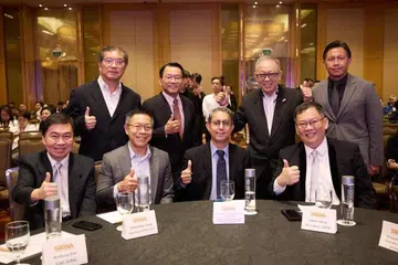 Profesor Madya Dr Faishal Ibrahim (barisan pertama, tiga dari kiri) menghadiri acara  Majlis Penyampaian Anugerah Kecemerlangan Ejen Hartanah Singapura. 