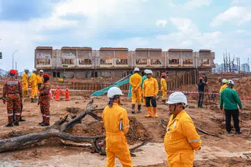 Kakitangan Petronas melakukan kerja-kerja pemulihan akibat kebakaran saluran paip gas, ketika lawatan media ke tapak kejadian di Jalan Putra Harmoni, Putra Heights, pada 30 April.