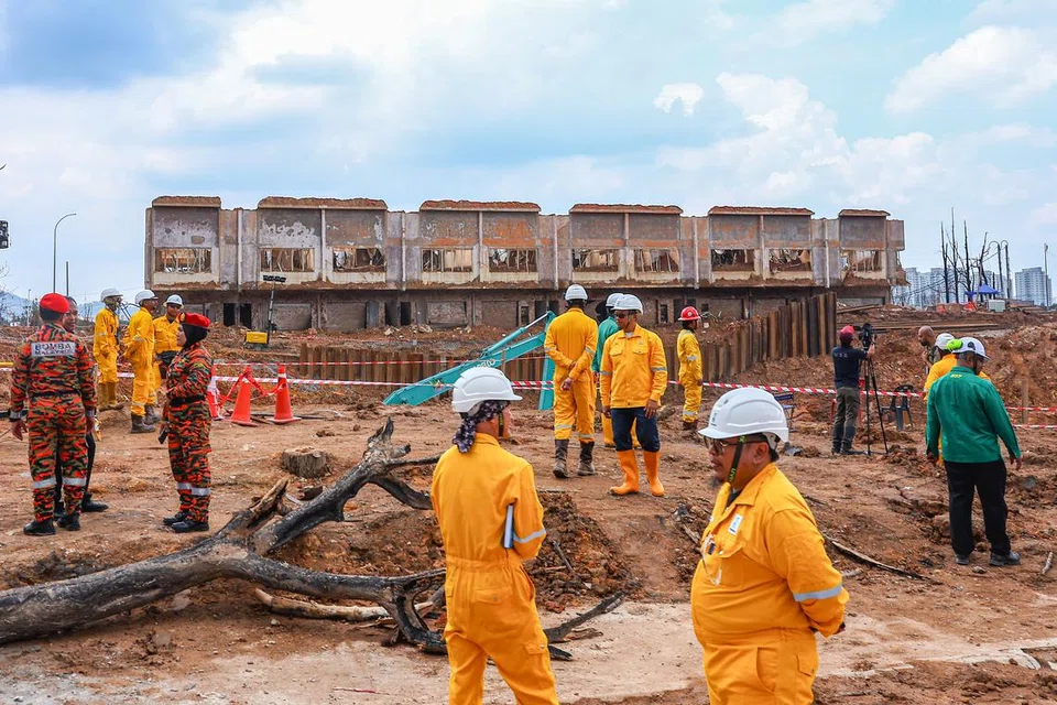 Kakitangan Petronas melakukan kerja-kerja pemulihan akibat kebakaran saluran paip gas, ketika lawatan media ke tapak kejadian di Jalan Putra Harmoni, Putra Heights, pada 30 April.