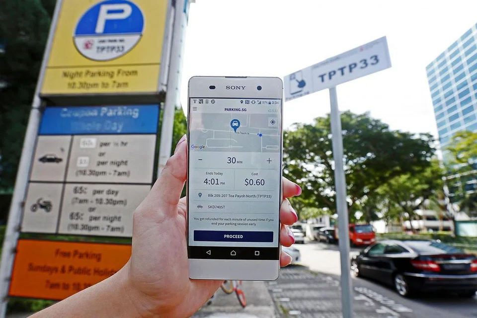 PERMUDAH PENGGUNA: Melalui aplikasi Parking.sg, pengguna tidak perlu bergegas ke kenderaan untuk menambah kupon jika masanya hampir tamat. Mereka boleh memasukkan ke dalam telefon bimbit nombor kenderaan, memilih kod tempat meletak kereta yang betul dan nyatakan tempoh untuk meletak kenderaan di sana. - Foto fail