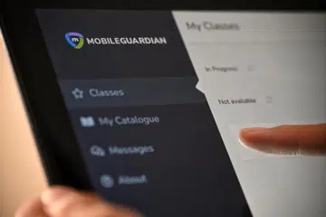 Kementerian Pendidikan (MOE) telah mengerahkan jurutera tambahan Teknologi Maklumat (IT)  ke sekolah-sekolah untuk membantu memulihkan peranti pelajar, selain menyediakan panduan bagi membimbing pelajar yang ingin menyelesaikan sendiri masalah peranti mereka.