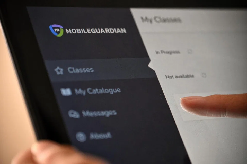 Kementerian Pendidikan (MOE) telah mengerahkan jurutera tambahan Teknologi Maklumat (IT)  ke sekolah-sekolah untuk membantu memulihkan peranti pelajar, selain menyediakan panduan bagi membimbing pelajar yang ingin menyelesaikan sendiri masalah peranti mereka.