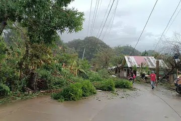 Kesan taufan Man-Yi apabila ia melanda Virac, Catanduanes. Menyusuli itu, taufan yang bergerak dengan kelajuan angin 185 kilometer sejam melanda Luzon, pulau utama Filipina. 