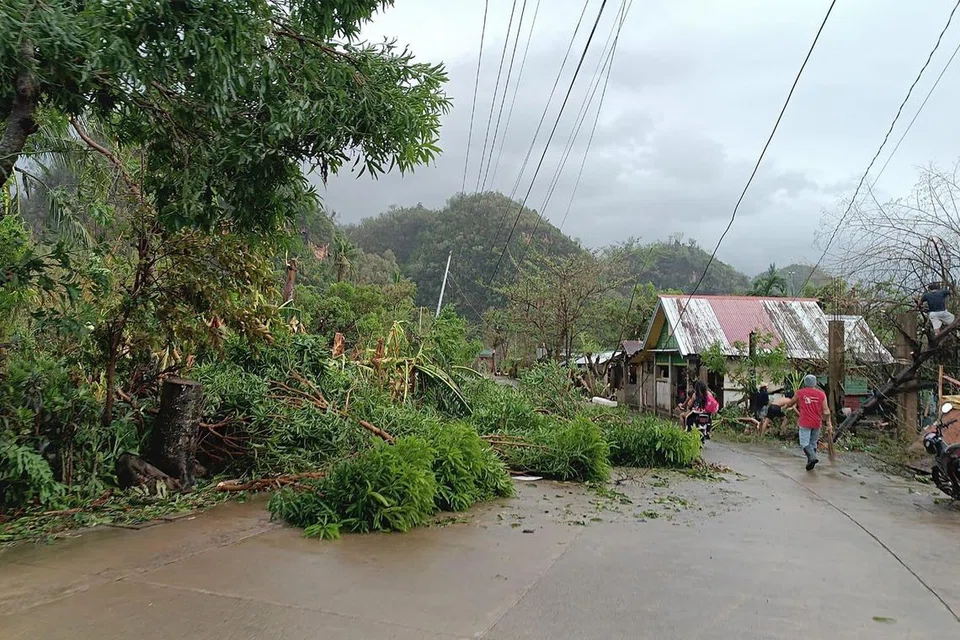 Kesan taufan Man-Yi apabila ia melanda Virac, Catanduanes. Menyusuli itu, taufan yang bergerak dengan kelajuan angin 185 kilometer sejam melanda Luzon, pulau utama Filipina. 