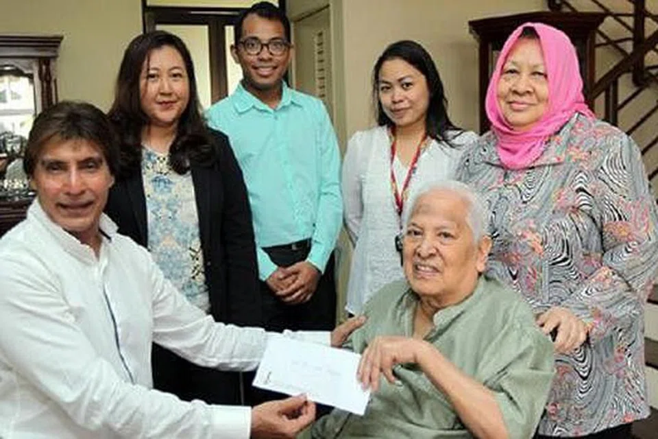 SAMPAIKAN SUMBANGAN: DJ Dave (kiri) mewakili Yayasan Artis 1 Malaysia menyampaikan sumbangan kepada SM Salim. - Foto HARIAN METRO
