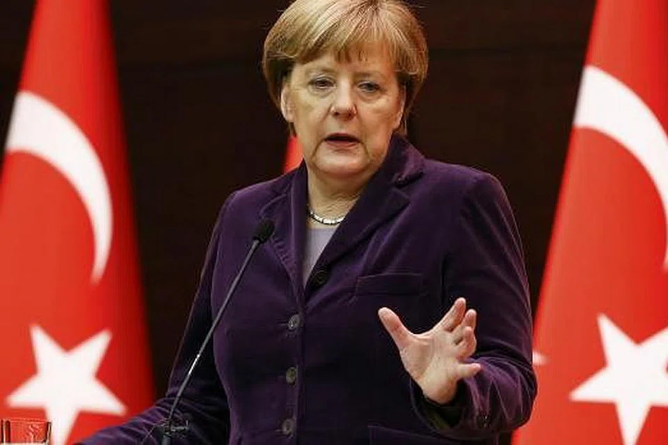 Canselor Jerman, Dr Angela Merkel, berucap semasa melawat Turkey baru-baru ini. Encik Donald Trump berkata beliau silap dalam membiarkan beribu-ribu pendatang memasuki Jerman. Gambar REUTERS 