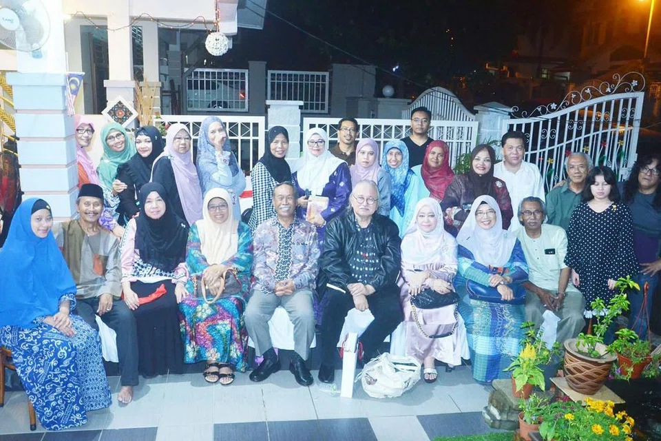 BERPUISI SAMBIL PERERAT HUBUNGAN: Penggiat puisi dari Singapura dan Malaysia bergambar beramai-ramai di rumah Encik Eunos Asah di Damansara Aliff, Johor Bahru. - Foto ihsan EUNOS ASAH