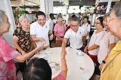 Menteri Kebudayaan, Masyarakat dan Belia, Encik Edwin Tong (tengah, bersalaman); dan Menteri di Pejabat Perdana Menteri (PMO), Dr Mohamad Maliki Osman (tiga dari kiri), beramah mesra dengan penduduk warga emas di 69 Bedok South Road pada 19 April.