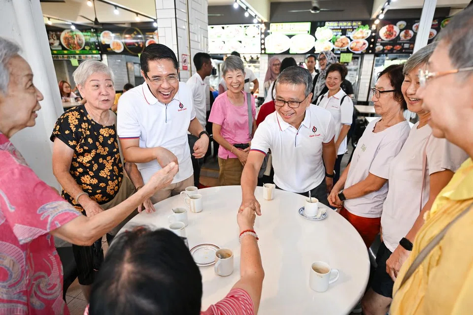 Menteri Kebudayaan, Masyarakat dan Belia, Encik Edwin Tong (tengah, bersalaman); dan Menteri di Pejabat Perdana Menteri (PMO), Dr Mohamad Maliki Osman (tiga dari kiri), beramah mesra dengan penduduk warga emas di 69 Bedok South Road pada 19 April.
