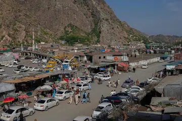 SEMPADAN DUA NEGARA: Pemandangan yang dirakamkan di Torkham, sempadan Pakistan-Afghanistan, kira-kira 54km dari Peshawar, Pakistan, pada 5 Mei lalu susulan langkah pemerintah Pakistan melakukan sekatan bagi rentas sempadan dengan Iran dan Afghanistan disebabkan pandemik koronavirus. - Foto AFP