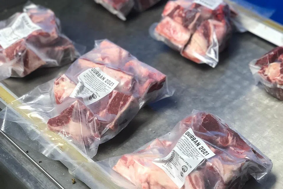Daging korban yang tiba dari Australia dipotong kecil-kecil supaya mudah disimpan dan dimasak di rumah. Daging juga dibungkus dalam beberapa beg plastik supaya mudah dibahagi-bahagi kepada keluarga dan rakan.
