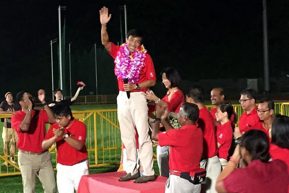 BERUNDUR DENGAN PENUH HORMAT: Dr Chee yang mengucapkan tahniah kepada calon PAP yang menang, Encik Muralidharan Pillai, berkata beliau ingin berundur dengan penuh hormat dan bukan dengan kekalahan. - Foto-foto TUKIMAN WARJI
