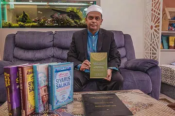 BAHAN PENYELIDIKAN: Dr Muhammad Mubarak Habib Mohamed meluangkan masa mengkaji tokoh Islam setempat, Allahyarham Ustaz Syed Ahmad Muhammad Semait. - Foto BM oleh NUR DIYANA TAHA 