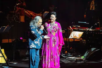 GANDINGAN SERASI: Ramli Sarip dan Khadijah Ibrahim sebagai rakan gandingan duet serasi menebar kisah perjuangan kehidupan dan dunia seni sebagai pembakar semangat semua khususnya pesakit barah yang disokong dalam konsert amal buat Persatuan Ain, Doa Buat Kekasih 30th Anniversary' Tour di Esplanade, Rabu lalu. - Foto BH oleh ZALEHA ABDUL KADER