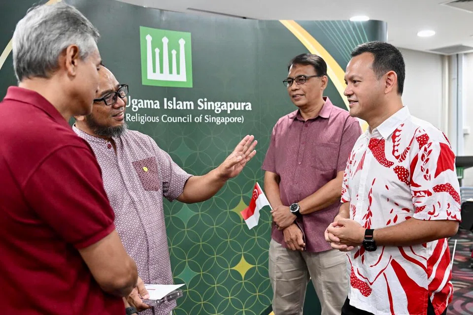 Pemangku Menteri Bertanggungjawab bagi Ehwal Masyarakat Islam merangkap Menteri Negara Kanan (Pertahanan), Encik Zaqy Mohamad (kanan) dan Ketua Eksekutif Majlis Ugama Islam Singapura (MUIS), Encik Kadir Maideen (dua dari kanan) beramah tamah dengan pemenang Anugerah Pengiktirafan AI MUIS Hab Islam Singapura pada 4 Ogos.