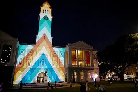 (Kiri) Landskap Bersulam oleh SISTRUM di Panggung Victoria dan Dewan Konsert Victoria ini mendapat inspirasi daripada pakaian dan muzik ‘jie xi’, sejenis Opera Cina, yang semakin hilang dari jalanan Singapura. Setiap pakaian opera adalah seperti landskap dalam sendirinya. Menggunakan visual animasi dan muzik elektronik, projek ini membayangkan semula bahagian hadapan Panggung Victoria dan Dewan Konsert Victoria untuk mencipta landskap bandar baharu yang menggabungkan seni vernakular dan kontemporari.