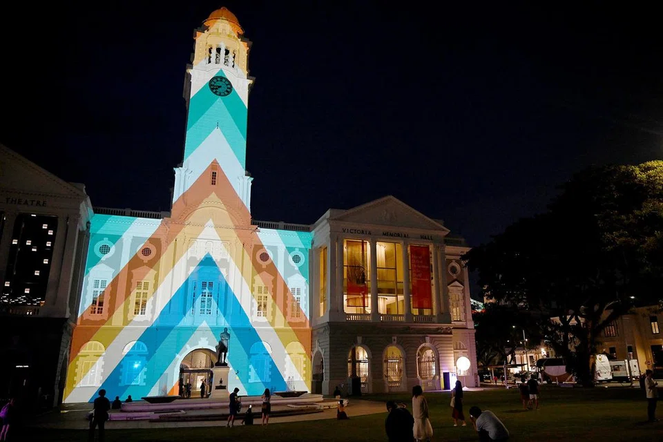 (Kiri) Landskap Bersulam oleh SISTRUM di Panggung Victoria dan Dewan Konsert Victoria ini mendapat inspirasi daripada pakaian dan muzik ‘jie xi’, sejenis Opera Cina, yang semakin hilang dari jalanan Singapura. Setiap pakaian opera adalah seperti landskap dalam sendirinya. Menggunakan visual animasi dan muzik elektronik, projek ini membayangkan semula bahagian hadapan Panggung Victoria dan Dewan Konsert Victoria untuk mencipta landskap bandar baharu yang menggabungkan seni vernakular dan kontemporari.
