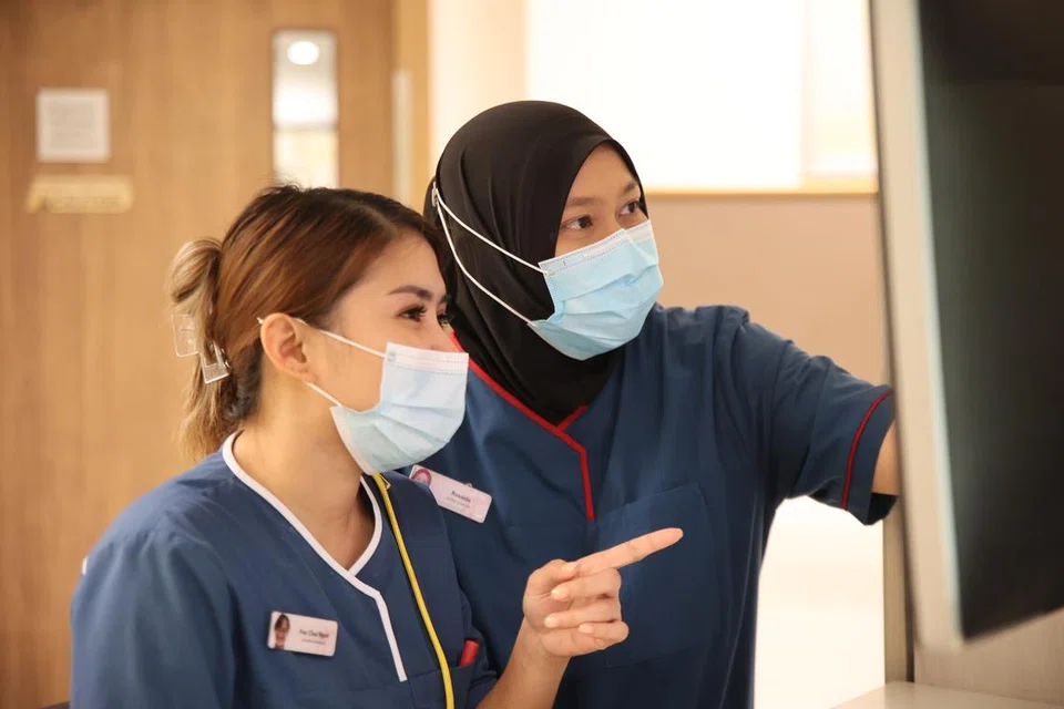 Jururawat klinisian di Hospital Tan Tock Seng, Cik Rosaida Said (kanan), berkata memakai tudung di tempat kerja tidak menghalangnya melaksanakan tugasan hariannya.