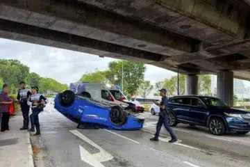 Pasukan Pertahanan Awam Singapura (SCDF) berkata ia telah memeriksa dua orang yang cedera ringan dan mereka enggan dibawa ke hospital.