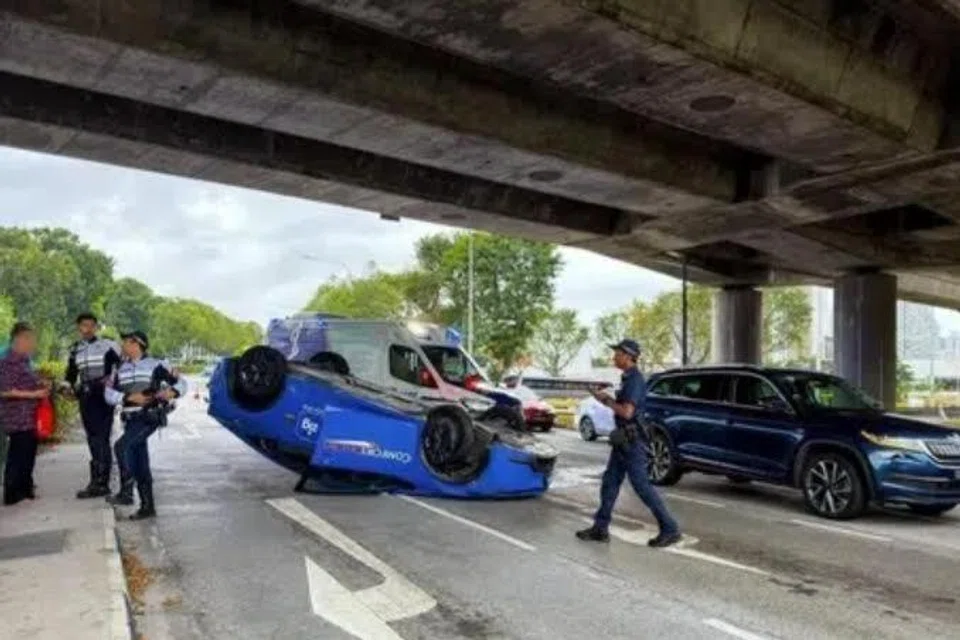 Pasukan Pertahanan Awam Singapura (SCDF) berkata ia telah memeriksa dua orang yang cedera ringan dan mereka enggan dibawa ke hospital.