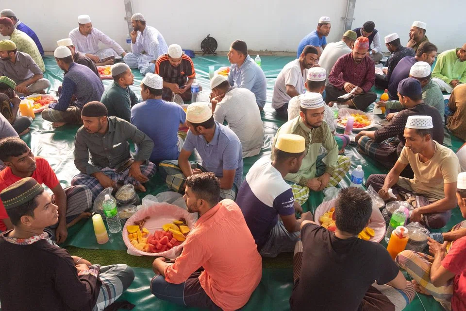 Pekerja migran Bangladesh berhimpun di dewan luar di tingkat tiga dormitori ASPRI-Westlite Papan sambil menantikan buka puasa. Mereka juga menjalankan solat Tarawih bersama-sama.