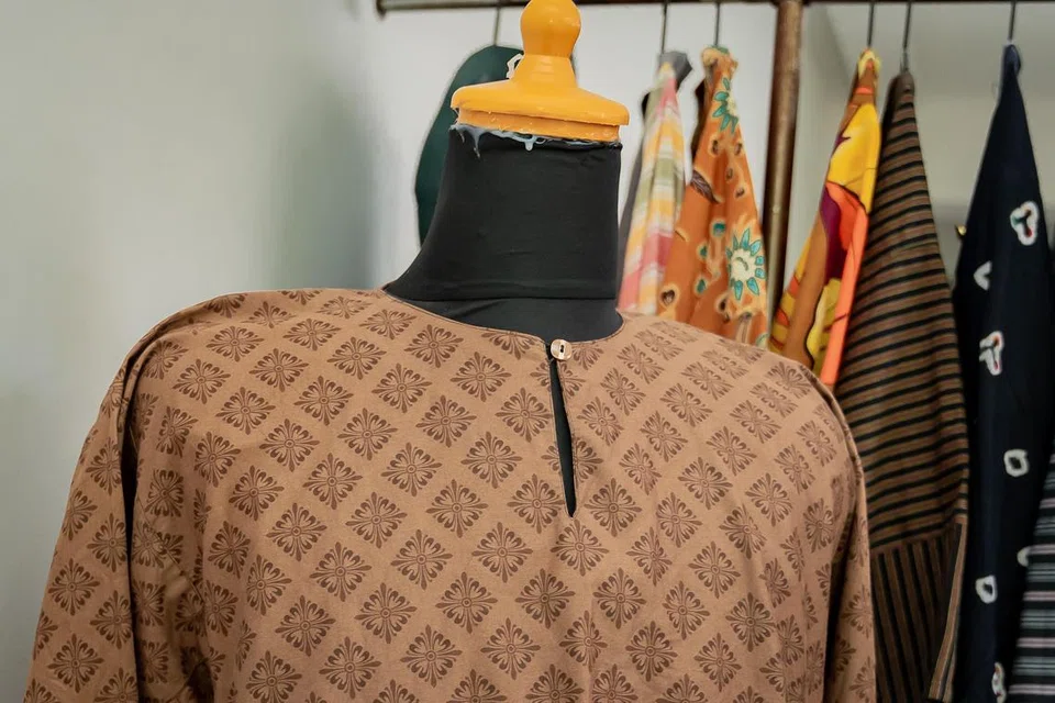 Baju Melayu tradisional mempunyai dua jenis kolar utama – kolar teluk belanga (gambar) dan kolar cekak musang. 