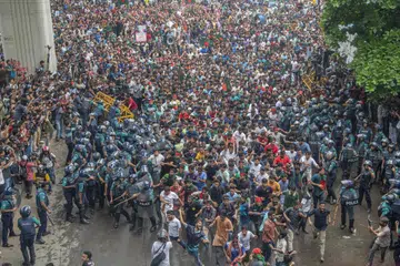 Penunjuk perasaan menyekat persimpangan Shahbagh di Dhaka dan mengalihkan pengadang polis semasa bantahan, ‘Bangla Blockade’, pada 11 Julai dengan ratusan pelajar melakukan demonstrasi sejak lapan hari lalu.