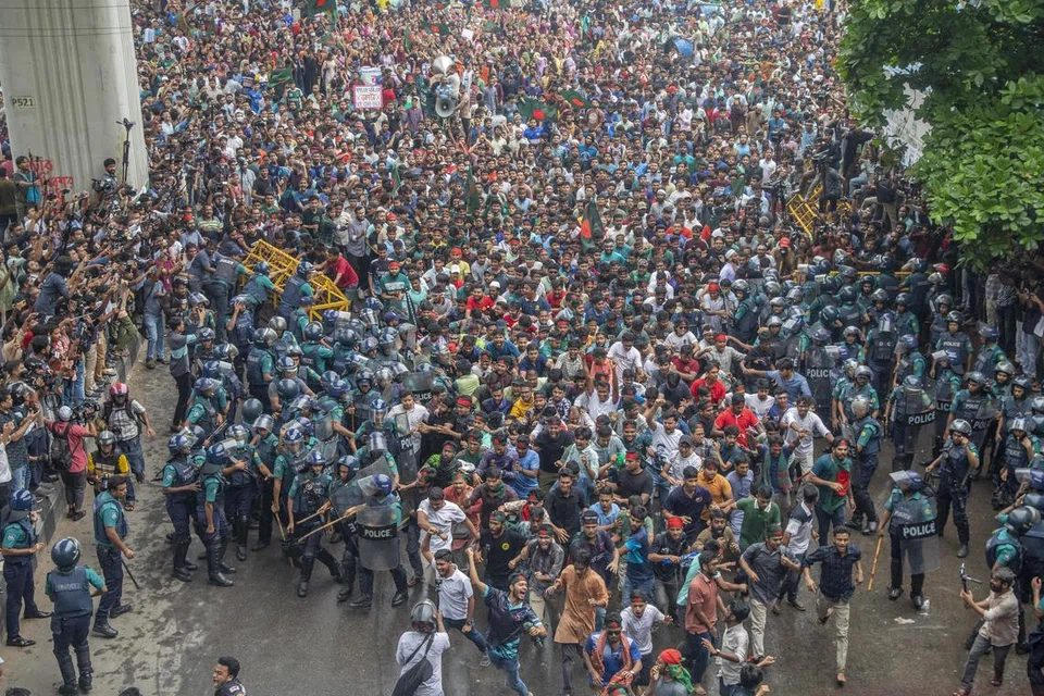 Penunjuk perasaan menyekat persimpangan Shahbagh di Dhaka dan mengalihkan pengadang polis semasa bantahan, ‘Bangla Blockade’, pada 11 Julai dengan ratusan pelajar melakukan demonstrasi sejak lapan hari lalu.