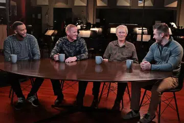 MASIH AKTIF: Clint Eastwood (dua dari kanan) yang juga pengarah filem 15:17 To Paris, akan kembali dengan bakat lakonannya selepas kali terakhir muncul di layar perak sekitar enam tahun lalu. - Foto WARNER BROS