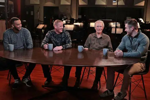 MASIH AKTIF: Clint Eastwood (dua dari kanan) yang juga pengarah filem 15:17 To Paris, akan kembali dengan bakat lakonannya selepas kali terakhir muncul di layar perak sekitar enam tahun lalu. - Foto WARNER BROS