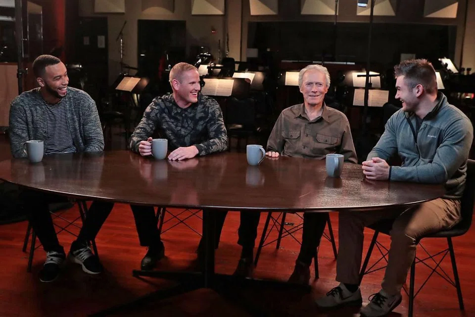 MASIH AKTIF: Clint Eastwood (dua dari kanan) yang juga pengarah filem 15:17 To Paris, akan kembali dengan bakat lakonannya selepas kali terakhir muncul di layar perak sekitar enam tahun lalu. - Foto WARNER BROS