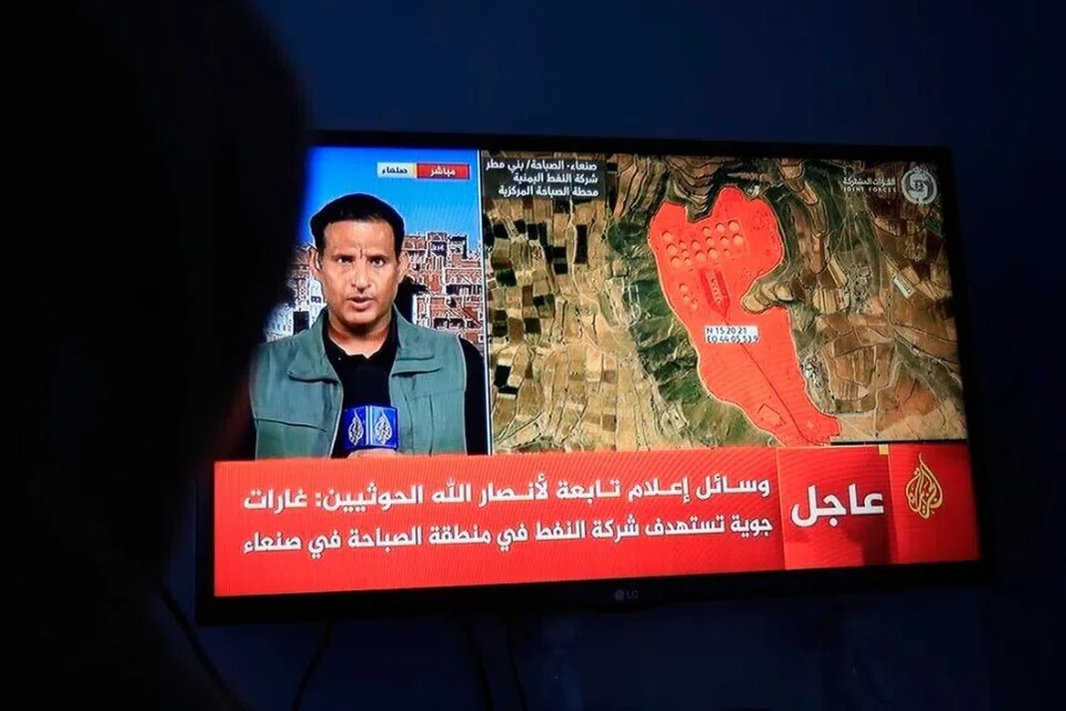 Siaran televisyen menunjukkan lokasi sebuah kemudahan penyimpanan minyak di Sanaa, Yaman, pada 13 Oktober.