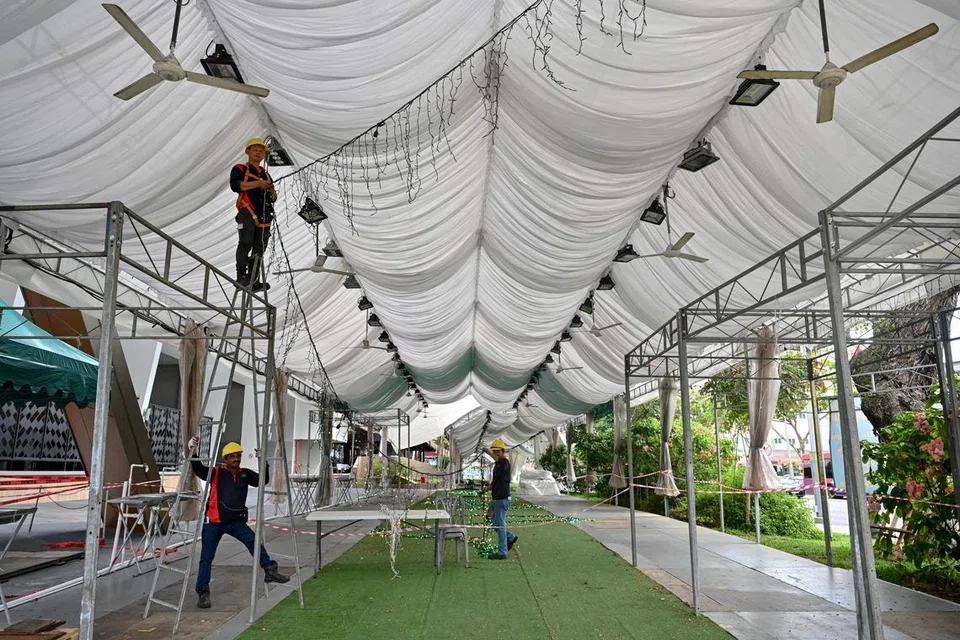 Khemah bagi menempatkan Bazar Geylang Serai 2024 giat dipasang di pekarangan Wisma Geylang Serai. 