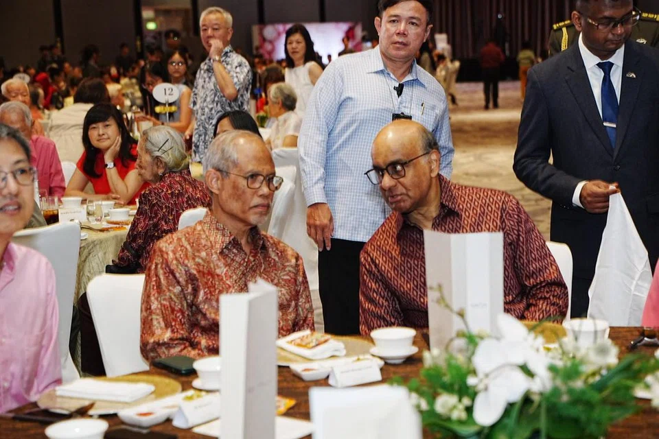 Presiden Tharman Shanmugaratnam (kanan) bersama Menteri Pembangunan Sosial dan Keluarga, Encik Masagos Zulkifli Masagos Mohamad (kiri), yang juga Menteri Bertanggungjawab bagi Ehwal Masyarakat Islam semasa majlis Sambutan Perkahwinan Jubli Emas (GJWC) 2025 yang diadakan di Fairmont Ballroom, Pusat Konvensyen Raffles City pada 16 Februari. 