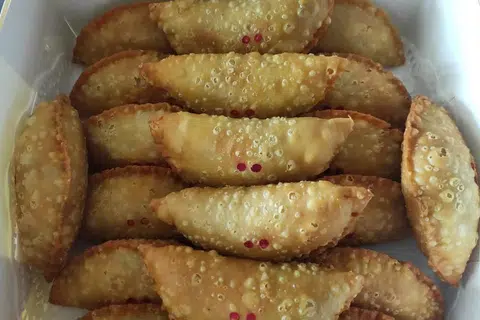 RESIPI TURUN-TEMURUN: Epok-epok sardin antara yang paling digemari pelanggan dengan inti yang padat dan kulit yang rangup. 