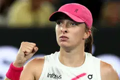 PERLU BERJUANG: Pemain pilihan utama untuk menjuarai kejohanan, Iga Swiatek, mengelak penyingkiran awal di Terbuka Australia pada 18 Januari apabila menang 6-4 3-6 6-4 ke atas Danielle Collins dalam pusingan kedua.